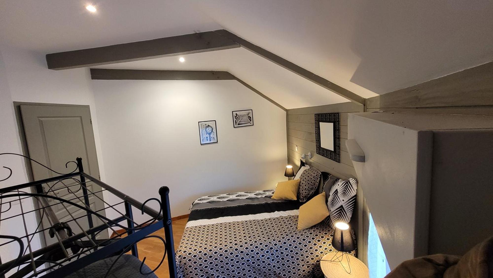 La maison ronde et ses 2 cahutes Monthoiron Extérieur photo
