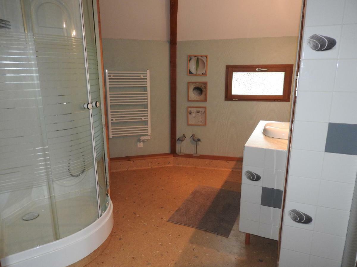 La maison ronde et ses 2 cahutes Monthoiron Extérieur photo
